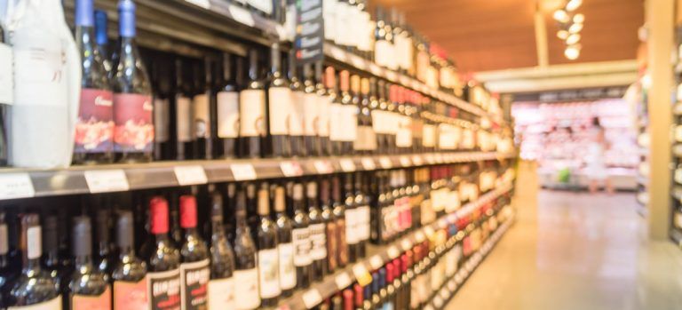 Importancia de etiquetado diferenciador en botellas de vino y cava