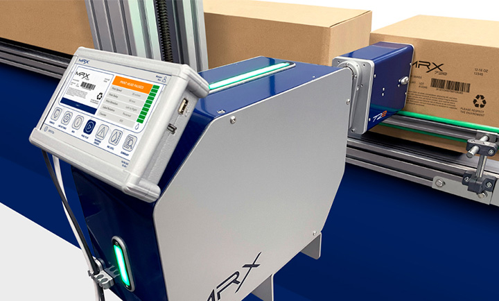 Impresora de alta resolucion APLINK codificando directamente una caja de carton corrugado en linea