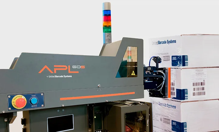 Etiquetadora industrial APL60 UBS aplicando etiqueta GS1 en palet en linea de produccion