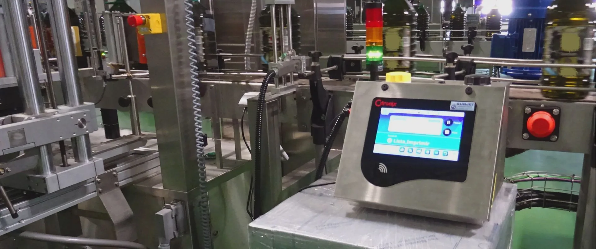 Tecnico de Surjet ajustando un equipo de codificacion industrial en planta